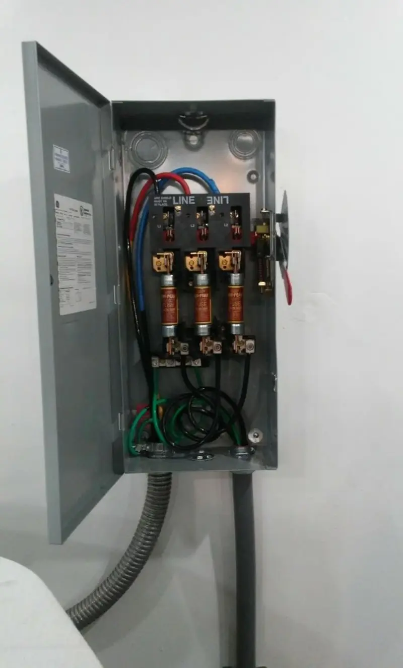 Three-phase disconnect switch installed for Smoke Detector Installation in Beebe